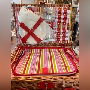 Picnic basket set for 4 people